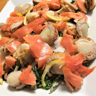 スモークサーモンと帆立の海鮮サラダ
